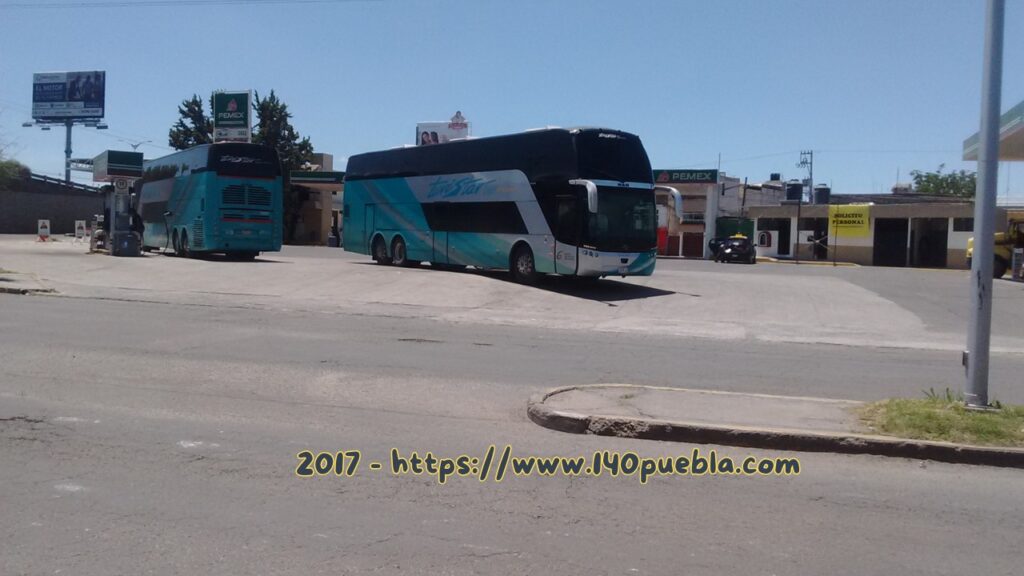 Foto de dos autobuses Man Ayats Eclipse, de Turistar Lujo, en gasolinería de la ciudad de Puebla. 