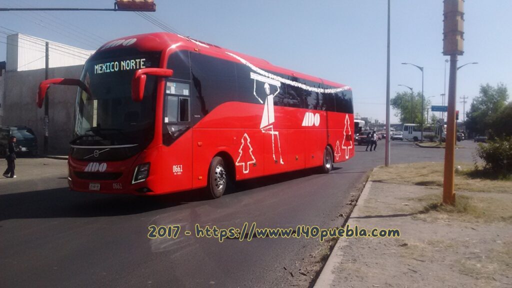 Foto de un autobús ADO, Volvo 9800, saliendo de Puebla a la Central del Norte 